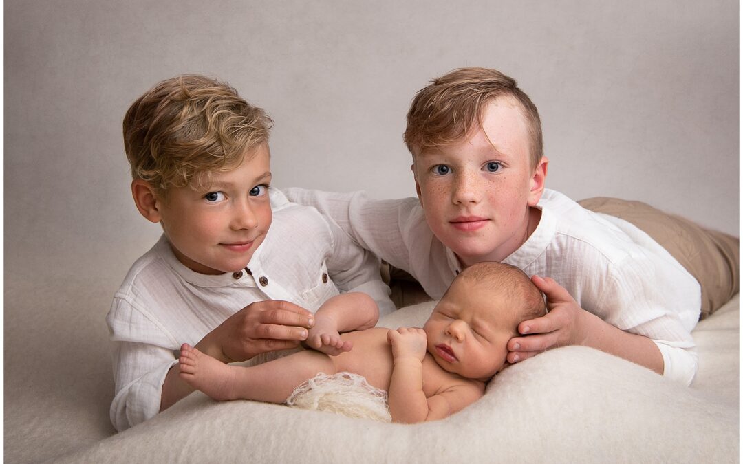 Nyföddfotografering Vince med syskon